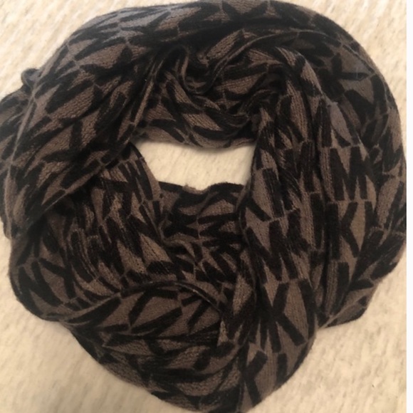 Michael Kors Infinity Scarf - Picture 2 of 4